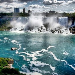 ¿Cómo es sobrevolar las Cataratas del Niágara con un dron?